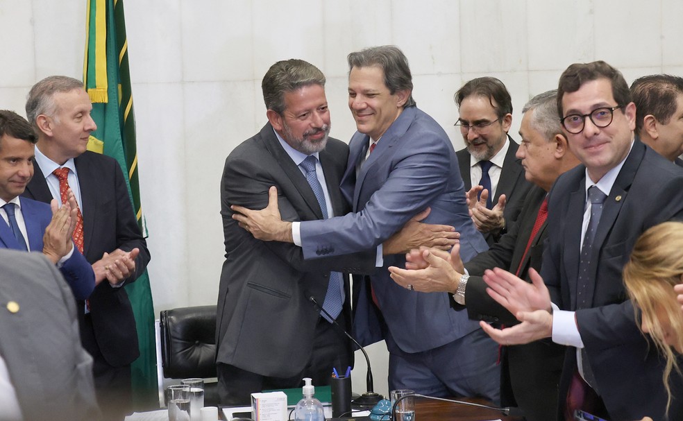 Haddad entrega Projeto de Regulamentação de Reforma Tributária ao presidente da Câmara, Arthur Lira, nesta quarta-feira (24). — Foto: Marina Ramos/Câmara
