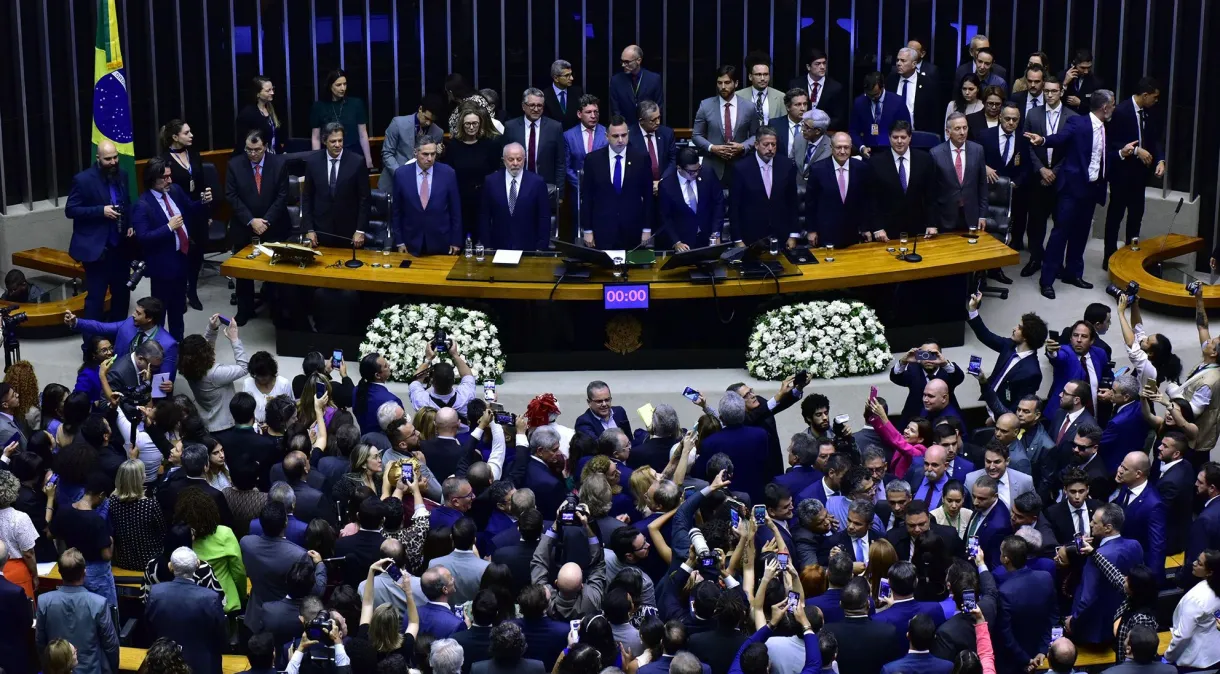 Sessão solene do Congresso Nacional lotada durante a promulgação da reforma tributária.