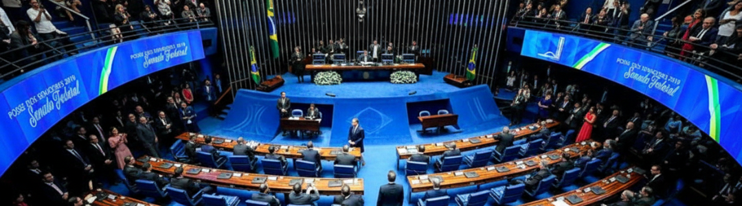Plenário do Senado Federal em sessão, com as bancadas ocupadas e as galerias cheias.